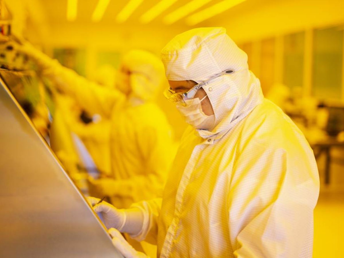 VINSE Cleanroom - IMS Graduate Student Alice Leach